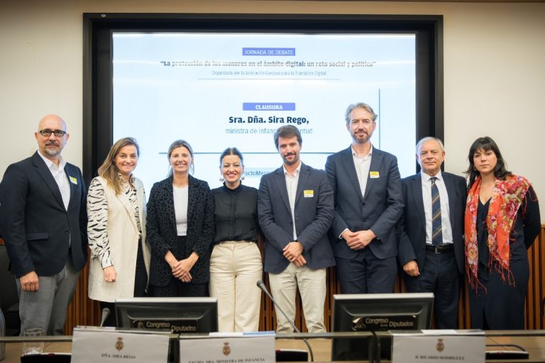 posado de todos los promotores con la ministra